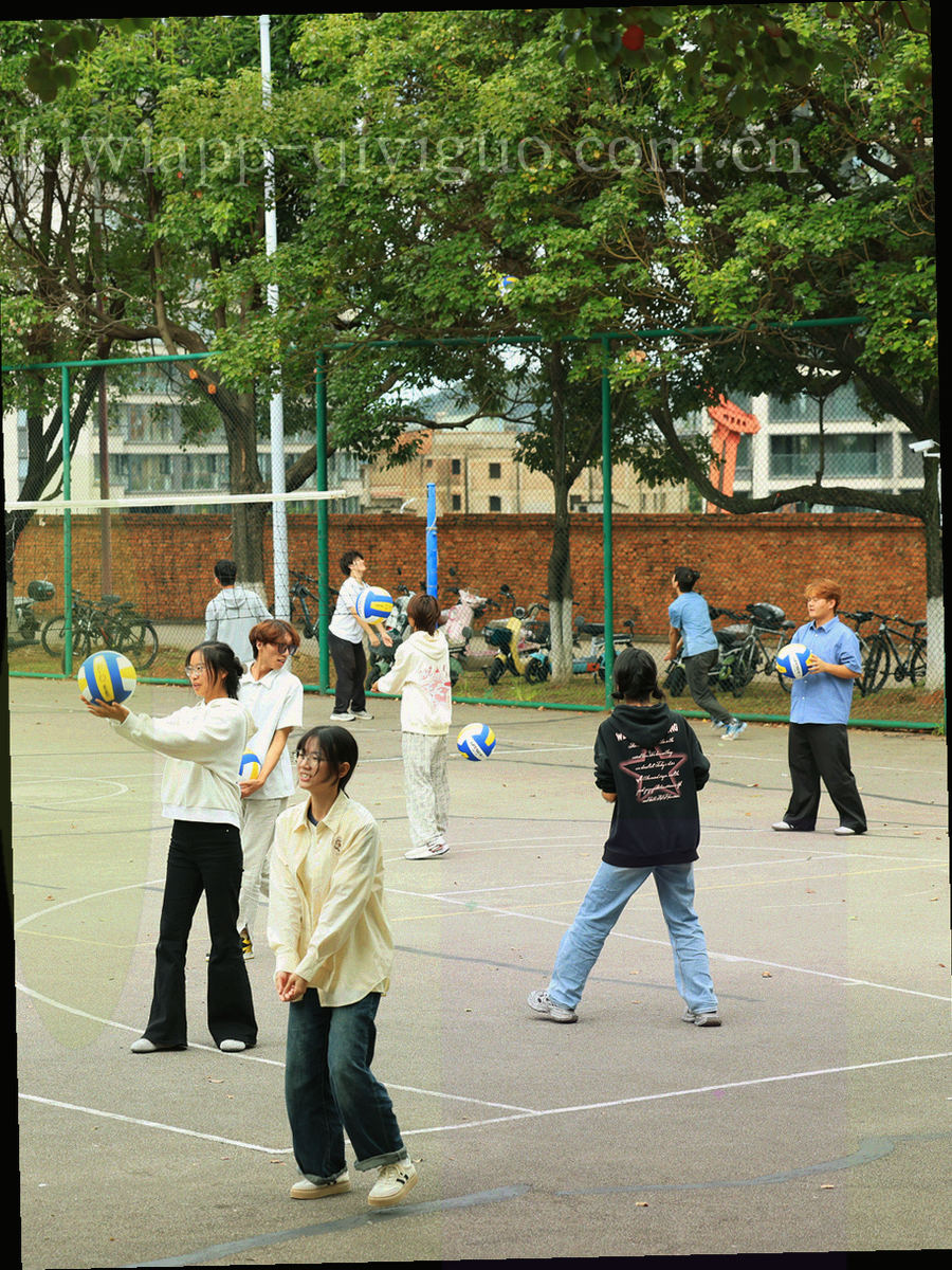 对角构图的运动抓拍，画面强调速度线与看台光斑